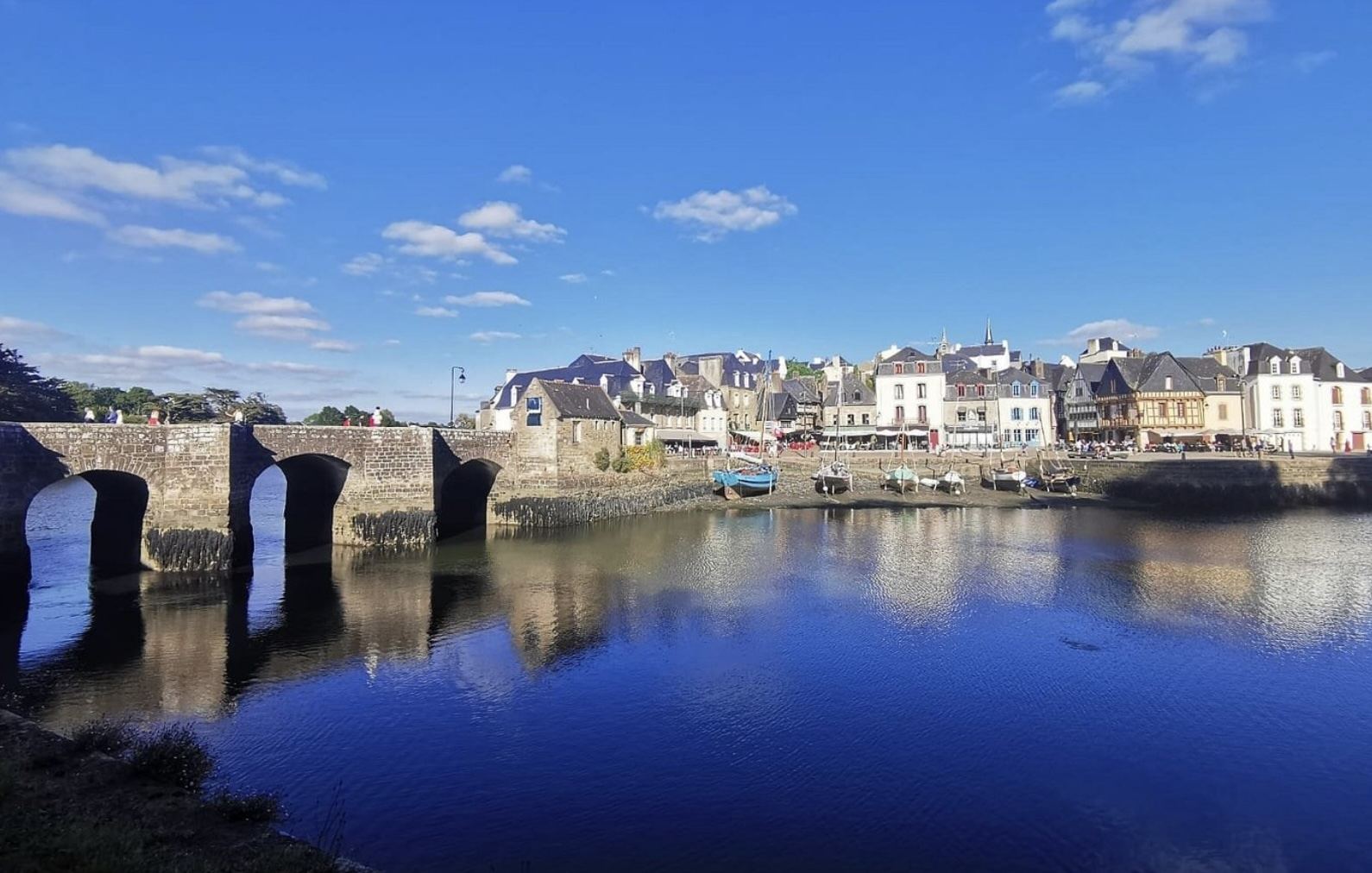 Pont de Saint Goustan et maisons du port à Auray sous un ciel bleu